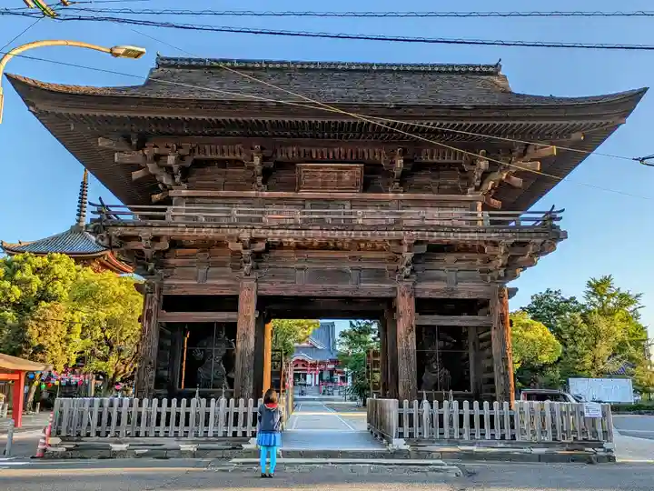 甚目寺の山門・神門