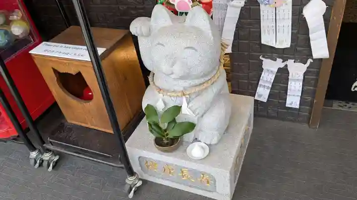 長崎尾曲がり猫神社の地蔵