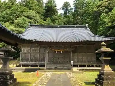 美麻奈比古神社の本殿