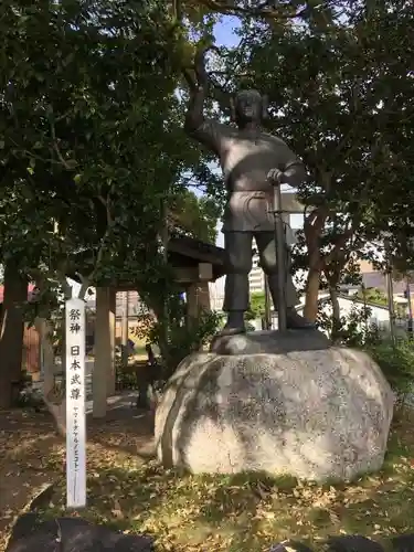 熱田神社の像