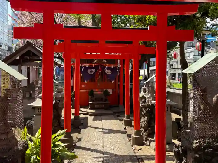 千種稲荷神社の{uncategorized: "未分類", other: "その他", undefined: "問題あり", building: "その他建物", grave: "お墓", sacred_gate: "鳥居", guardian: "狛犬", statue: "像", buddha: "仏像", history: "歴史", nature: "自然", garden: "庭園", animal: "動物", pagoda: "塔", temizu: "手水舎", mountain_gate: "山門・神門", sanctuary: "本殿・本堂", subordinate: "末社・摂社", art: "芸術", scenery: "景色", jizo: "地蔵", ema: "絵馬", goshuin: "御朱印", omikuji: "おみくじ", items: "授与品その他", amulet: "お守り", goshuincho: "御朱印帳", eats: "食事", festival: "お祭り", votive_dance: "神楽", shichigosan: "七五三参", wedding: "結婚式", experience: "体験その他", initially: "初詣", around: "周辺", anti_infection: "感染症対策"}