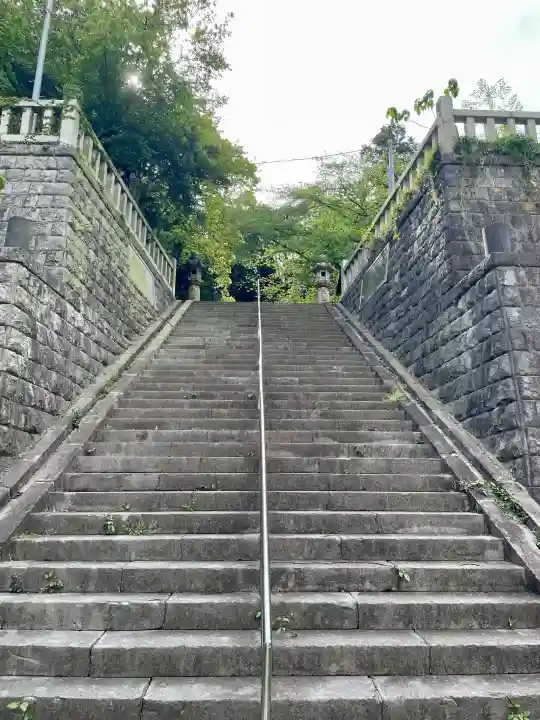 諏訪大神社の{uncategorized: "未分類", other: "その他", undefined: "問題あり", building: "その他建物", grave: "お墓", sacred_gate: "鳥居", guardian: "狛犬", statue: "像", buddha: "仏像", history: "歴史", nature: "自然", garden: "庭園", animal: "動物", pagoda: "塔", temizu: "手水舎", mountain_gate: "山門・神門", sanctuary: "本殿・本堂", subordinate: "末社・摂社", art: "芸術", scenery: "景色", jizo: "地蔵", ema: "絵馬", goshuin: "御朱印", omikuji: "おみくじ", items: "授与品その他", amulet: "お守り", goshuincho: "御朱印帳", eats: "食事", festival: "お祭り", votive_dance: "神楽", shichigosan: "七五三参", wedding: "結婚式", experience: "体験その他", initially: "初詣", around: "周辺", anti_infection: "感染症対策"}