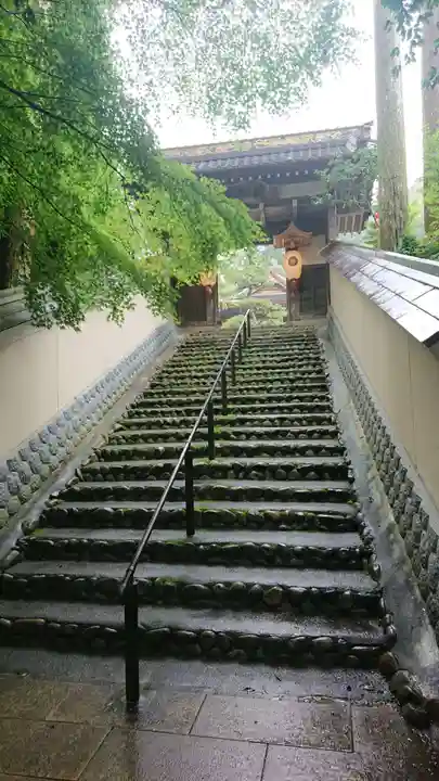 目の霊山 油山寺の山門・神門