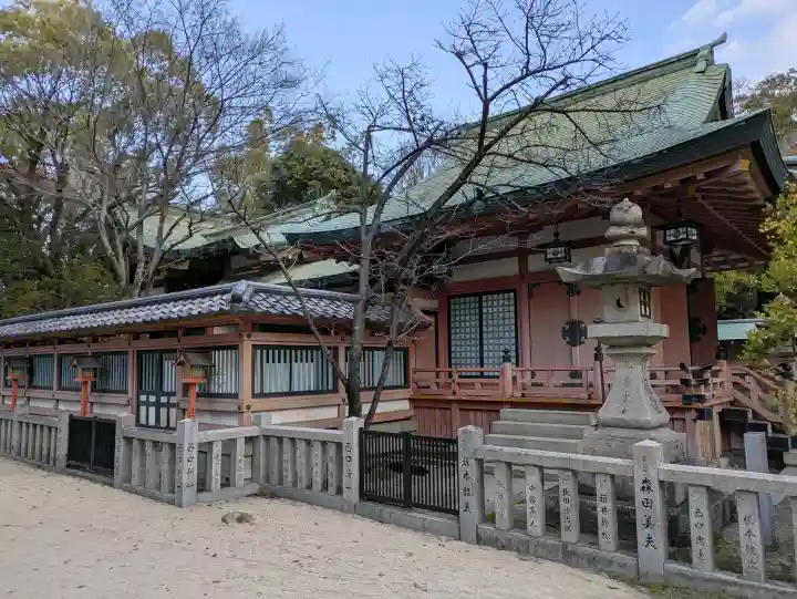 服部住吉神社の{uncategorized: "未分類", other: "その他", undefined: "問題あり", building: "その他建物", grave: "お墓", sacred_gate: "鳥居", guardian: "狛犬", statue: "像", buddha: "仏像", history: "歴史", nature: "自然", garden: "庭園", animal: "動物", pagoda: "塔", temizu: "手水舎", mountain_gate: "山門・神門", sanctuary: "本殿・本堂", subordinate: "末社・摂社", art: "芸術", scenery: "景色", jizo: "地蔵", ema: "絵馬", goshuin: "御朱印", omikuji: "おみくじ", items: "授与品その他", amulet: "お守り", goshuincho: "御朱印帳", eats: "食事", festival: "お祭り", votive_dance: "神楽", shichigosan: "七五三参", wedding: "結婚式", experience: "体験その他", initially: "初詣", around: "周辺", anti_infection: "感染症対策"}