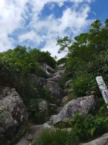 月山神社本宮の周辺