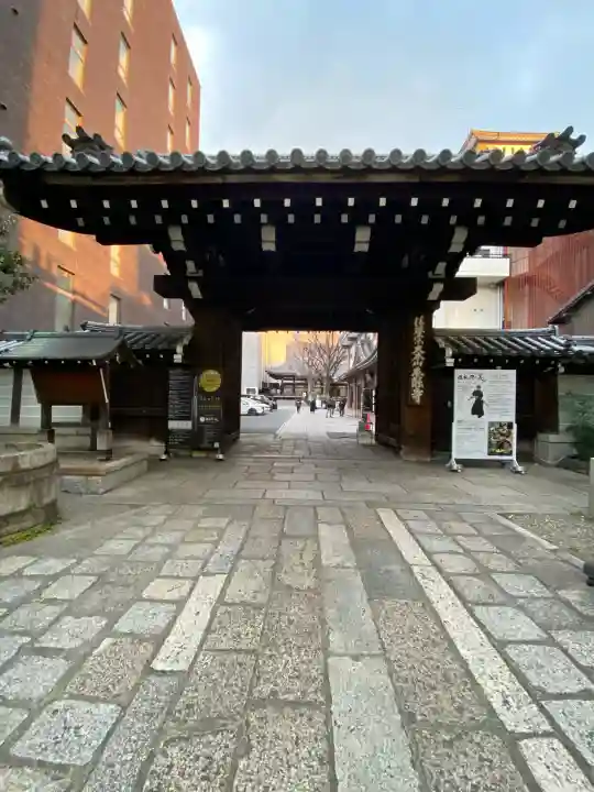 本能寺の{uncategorized: "未分類", other: "その他", undefined: "問題あり", building: "その他建物", grave: "お墓", sacred_gate: "鳥居", guardian: "狛犬", statue: "像", buddha: "仏像", history: "歴史", nature: "自然", garden: "庭園", animal: "動物", pagoda: "塔", temizu: "手水舎", mountain_gate: "山門・神門", sanctuary: "本殿・本堂", subordinate: "末社・摂社", art: "芸術", scenery: "景色", jizo: "地蔵", ema: "絵馬", goshuin: "御朱印", omikuji: "おみくじ", items: "授与品その他", amulet: "お守り", goshuincho: "御朱印帳", eats: "食事", festival: "お祭り", votive_dance: "神楽", shichigosan: "七五三参", wedding: "結婚式", experience: "体験その他", initially: "初詣", around: "周辺", anti_infection: "感染症対策"}