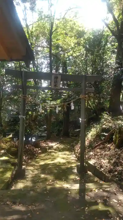 亀都起社の鳥居