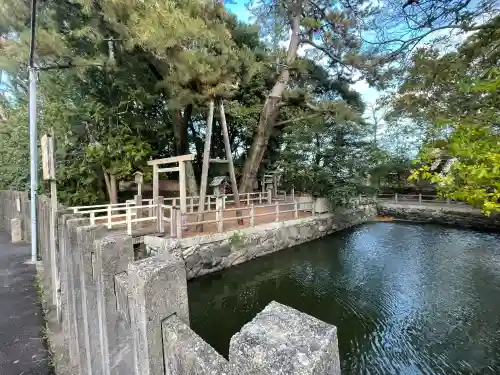 御食神社（豊受大神宮摂社）の{uncategorized: "未分類", other: "その他", undefined: "問題あり", building: "その他建物", grave: "お墓", sacred_gate: "鳥居", guardian: "狛犬", statue: "像", buddha: "仏像", history: "歴史", nature: "自然", garden: "庭園", animal: "動物", pagoda: "塔", temizu: "手水舎", mountain_gate: "山門・神門", sanctuary: "本殿・本堂", subordinate: "末社・摂社", art: "芸術", scenery: "景色", jizo: "地蔵", ema: "絵馬", goshuin: "御朱印", omikuji: "おみくじ", items: "授与品その他", amulet: "お守り", goshuincho: "御朱印帳", eats: "食事", festival: "お祭り", votive_dance: "神楽", shichigosan: "七五三参", wedding: "結婚式", experience: "体験その他", initially: "初詣", around: "周辺", anti_infection: "感染症対策"}