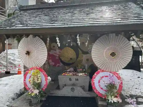 札幌諏訪神社の{uncategorized: "未分類", other: "その他", undefined: "問題あり", building: "その他建物", grave: "お墓", sacred_gate: "鳥居", guardian: "狛犬", statue: "像", buddha: "仏像", history: "歴史", nature: "自然", garden: "庭園", animal: "動物", pagoda: "塔", temizu: "手水舎", mountain_gate: "山門・神門", sanctuary: "本殿・本堂", subordinate: "末社・摂社", art: "芸術", scenery: "景色", jizo: "地蔵", ema: "絵馬", goshuin: "御朱印", omikuji: "おみくじ", items: "授与品その他", amulet: "お守り", goshuincho: "御朱印帳", eats: "食事", festival: "お祭り", votive_dance: "神楽", shichigosan: "七五三参", wedding: "結婚式", experience: "体験その他", initially: "初詣", around: "周辺", anti_infection: "感染症対策"}