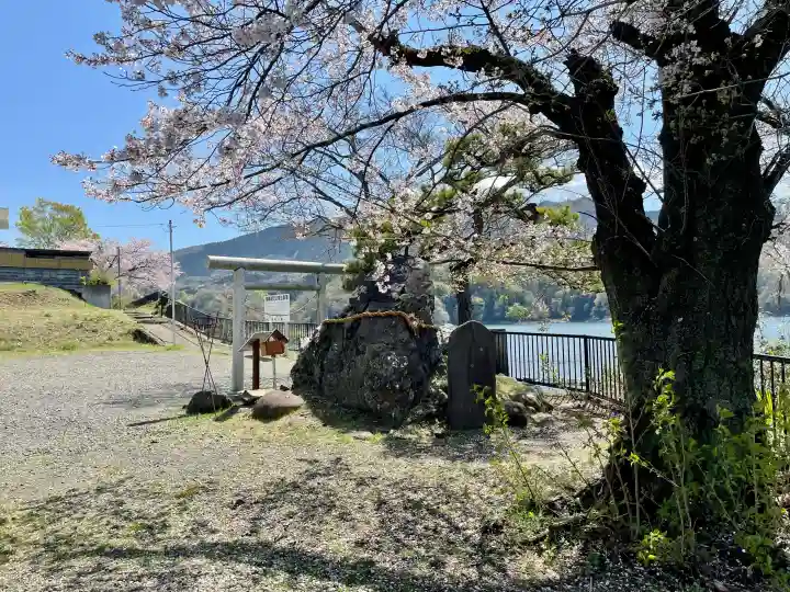 御供岩の{uncategorized: "未分類", other: "その他", undefined: "問題あり", building: "その他建物", grave: "お墓", sacred_gate: "鳥居", guardian: "狛犬", statue: "像", buddha: "仏像", history: "歴史", nature: "自然", garden: "庭園", animal: "動物", pagoda: "塔", temizu: "手水舎", mountain_gate: "山門・神門", sanctuary: "本殿・本堂", subordinate: "末社・摂社", art: "芸術", scenery: "景色", jizo: "地蔵", ema: "絵馬", goshuin: "御朱印", omikuji: "おみくじ", items: "授与品その他", amulet: "お守り", goshuincho: "御朱印帳", eats: "食事", festival: "お祭り", votive_dance: "神楽", shichigosan: "七五三参", wedding: "結婚式", experience: "体験その他", initially: "初詣", around: "周辺", anti_infection: "感染症対策"}