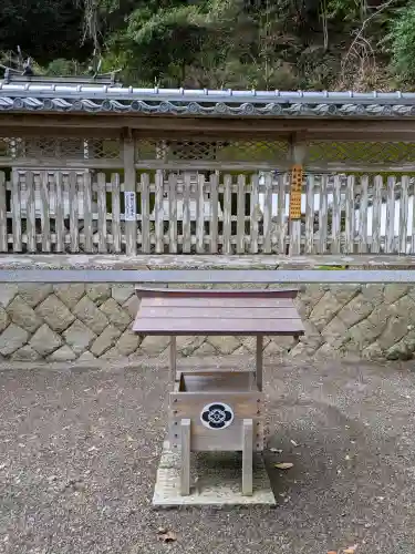 須佐神社の{uncategorized: "未分類", other: "その他", undefined: "問題あり", building: "その他建物", grave: "お墓", sacred_gate: "鳥居", guardian: "狛犬", statue: "像", buddha: "仏像", history: "歴史", nature: "自然", garden: "庭園", animal: "動物", pagoda: "塔", temizu: "手水舎", mountain_gate: "山門・神門", sanctuary: "本殿・本堂", subordinate: "末社・摂社", art: "芸術", scenery: "景色", jizo: "地蔵", ema: "絵馬", goshuin: "御朱印", omikuji: "おみくじ", items: "授与品その他", amulet: "お守り", goshuincho: "御朱印帳", eats: "食事", festival: "お祭り", votive_dance: "神楽", shichigosan: "七五三参", wedding: "結婚式", experience: "体験その他", initially: "初詣", around: "周辺", anti_infection: "感染症対策"}
