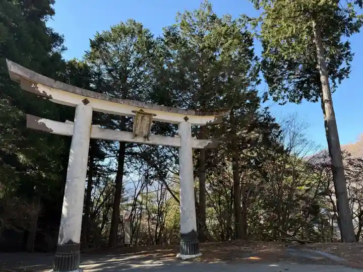 三峯神社の{uncategorized: "未分類", other: "その他", undefined: "問題あり", building: "その他建物", grave: "お墓", sacred_gate: "鳥居", guardian: "狛犬", statue: "像", buddha: "仏像", history: "歴史", nature: "自然", garden: "庭園", animal: "動物", pagoda: "塔", temizu: "手水舎", mountain_gate: "山門・神門", sanctuary: "本殿・本堂", subordinate: "末社・摂社", art: "芸術", scenery: "景色", jizo: "地蔵", ema: "絵馬", goshuin: "御朱印", omikuji: "おみくじ", items: "授与品その他", amulet: "お守り", goshuincho: "御朱印帳", eats: "食事", festival: "お祭り", votive_dance: "神楽", shichigosan: "七五三参", wedding: "結婚式", experience: "体験その他", initially: "初詣", around: "周辺", anti_infection: "感染症対策"}