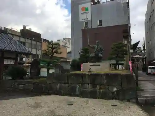 柴田神社の像