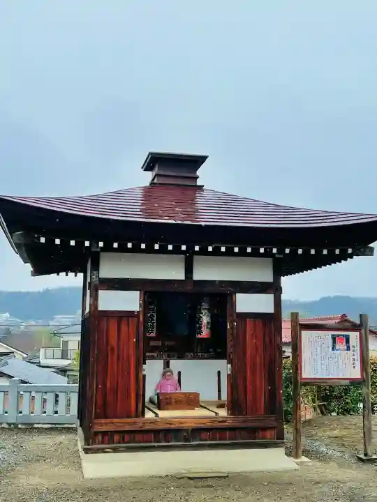 龍石寺の{uncategorized: "未分類", other: "その他", undefined: "問題あり", building: "その他建物", grave: "お墓", sacred_gate: "鳥居", guardian: "狛犬", statue: "像", buddha: "仏像", history: "歴史", nature: "自然", garden: "庭園", animal: "動物", pagoda: "塔", temizu: "手水舎", mountain_gate: "山門・神門", sanctuary: "本殿・本堂", subordinate: "末社・摂社", art: "芸術", scenery: "景色", jizo: "地蔵", ema: "絵馬", goshuin: "御朱印", omikuji: "おみくじ", items: "授与品その他", amulet: "お守り", goshuincho: "御朱印帳", eats: "食事", festival: "お祭り", votive_dance: "神楽", shichigosan: "七五三参", wedding: "結婚式", experience: "体験その他", initially: "初詣", around: "周辺", anti_infection: "感染症対策"}