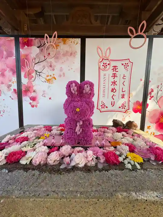 大御和神社の{uncategorized: "未分類", other: "その他", undefined: "問題あり", building: "その他建物", grave: "お墓", sacred_gate: "鳥居", guardian: "狛犬", statue: "像", buddha: "仏像", history: "歴史", nature: "自然", garden: "庭園", animal: "動物", pagoda: "塔", temizu: "手水舎", mountain_gate: "山門・神門", sanctuary: "本殿・本堂", subordinate: "末社・摂社", art: "芸術", scenery: "景色", jizo: "地蔵", ema: "絵馬", goshuin: "御朱印", omikuji: "おみくじ", items: "授与品その他", amulet: "お守り", goshuincho: "御朱印帳", eats: "食事", festival: "お祭り", votive_dance: "神楽", shichigosan: "七五三参", wedding: "結婚式", experience: "体験その他", initially: "初詣", around: "周辺", anti_infection: "感染症対策"}