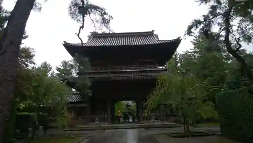 天徳院の山門