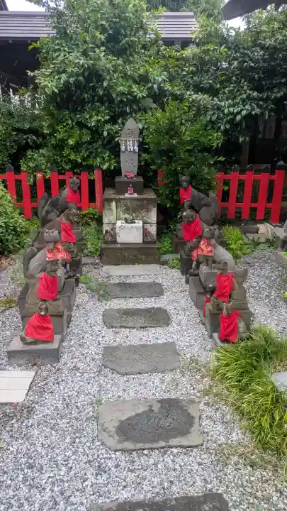 於菊稲荷神社の{uncategorized: "未分類", other: "その他", undefined: "問題あり", building: "その他建物", grave: "お墓", sacred_gate: "鳥居", guardian: "狛犬", statue: "像", buddha: "仏像", history: "歴史", nature: "自然", garden: "庭園", animal: "動物", pagoda: "塔", temizu: "手水舎", mountain_gate: "山門・神門", sanctuary: "本殿・本堂", subordinate: "末社・摂社", art: "芸術", scenery: "景色", jizo: "地蔵", ema: "絵馬", goshuin: "御朱印", omikuji: "おみくじ", items: "授与品その他", amulet: "お守り", goshuincho: "御朱印帳", eats: "食事", festival: "お祭り", votive_dance: "神楽", shichigosan: "七五三参", wedding: "結婚式", experience: "体験その他", initially: "初詣", around: "周辺", anti_infection: "感染症対策"}