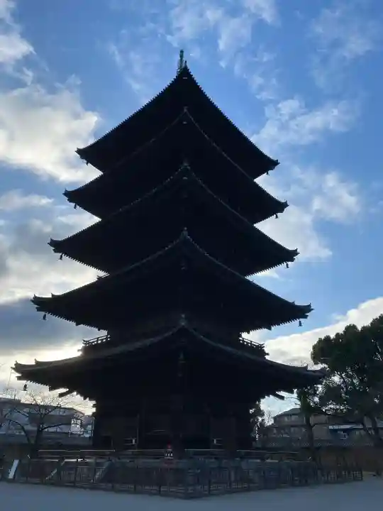 東寺(教王護国寺)の{uncategorized: "未分類", other: "その他", undefined: "問題あり", building: "その他建物", grave: "お墓", sacred_gate: "鳥居", guardian: "狛犬", statue: "像", buddha: "仏像", history: "歴史", nature: "自然", garden: "庭園", animal: "動物", pagoda: "塔", temizu: "手水舎", mountain_gate: "山門・神門", sanctuary: "本殿・本堂", subordinate: "末社・摂社", art: "芸術", scenery: "景色", jizo: "地蔵", ema: "絵馬", goshuin: "御朱印", omikuji: "おみくじ", items: "授与品その他", amulet: "お守り", goshuincho: "御朱印帳", eats: "食事", festival: "お祭り", votive_dance: "神楽", shichigosan: "七五三参", wedding: "結婚式", experience: "体験その他", initially: "初詣", around: "周辺", anti_infection: "感染症対策"}