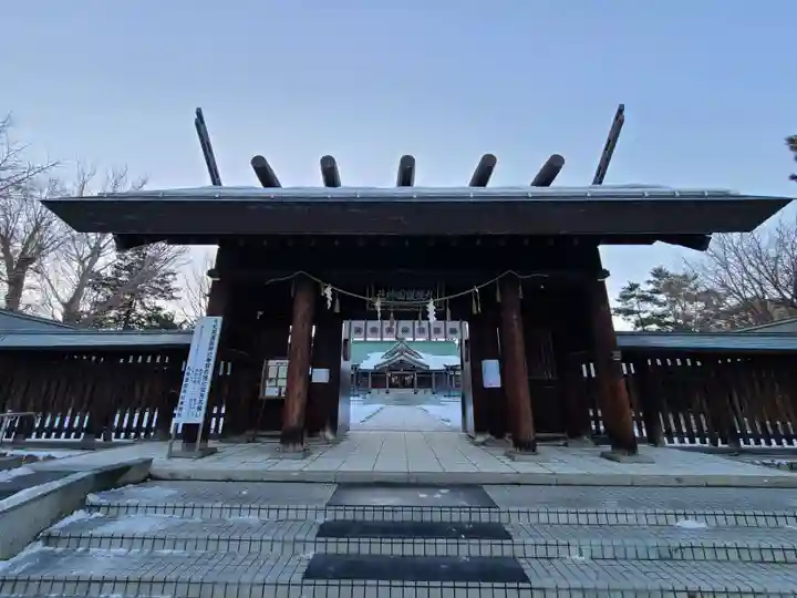 札幌護國神社の山門・神門