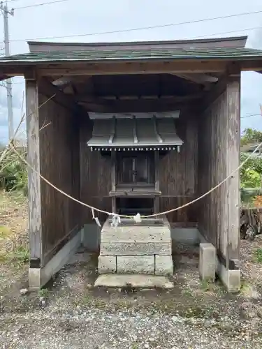 三神社の{uncategorized: "未分類", other: "その他", undefined: "問題あり", building: "その他建物", grave: "お墓", sacred_gate: "鳥居", guardian: "狛犬", statue: "像", buddha: "仏像", history: "歴史", nature: "自然", garden: "庭園", animal: "動物", pagoda: "塔", temizu: "手水舎", mountain_gate: "山門・神門", sanctuary: "本殿・本堂", subordinate: "末社・摂社", art: "芸術", scenery: "景色", jizo: "地蔵", ema: "絵馬", goshuin: "御朱印", omikuji: "おみくじ", items: "授与品その他", amulet: "お守り", goshuincho: "御朱印帳", eats: "食事", festival: "お祭り", votive_dance: "神楽", shichigosan: "七五三参", wedding: "結婚式", experience: "体験その他", initially: "初詣", around: "周辺", anti_infection: "感染症対策"}
