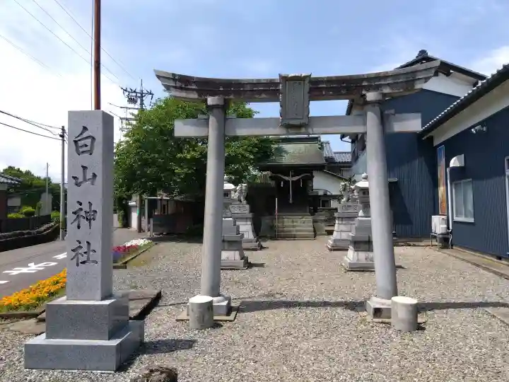 白山神社の{uncategorized: "未分類", other: "その他", undefined: "問題あり", building: "その他建物", grave: "お墓", sacred_gate: "鳥居", guardian: "狛犬", statue: "像", buddha: "仏像", history: "歴史", nature: "自然", garden: "庭園", animal: "動物", pagoda: "塔", temizu: "手水舎", mountain_gate: "山門・神門", sanctuary: "本殿・本堂", subordinate: "末社・摂社", art: "芸術", scenery: "景色", jizo: "地蔵", ema: "絵馬", goshuin: "御朱印", omikuji: "おみくじ", items: "授与品その他", amulet: "お守り", goshuincho: "御朱印帳", eats: "食事", festival: "お祭り", votive_dance: "神楽", shichigosan: "七五三参", wedding: "結婚式", experience: "体験その他", initially: "初詣", around: "周辺", anti_infection: "感染症対策"}