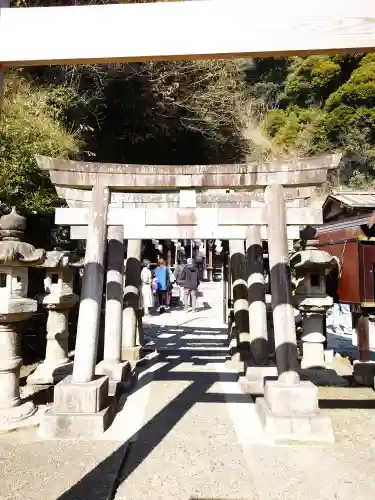 銭洗弁財天宇賀福神社の{uncategorized: "未分類", other: "その他", undefined: "問題あり", building: "その他建物", grave: "お墓", sacred_gate: "鳥居", guardian: "狛犬", statue: "像", buddha: "仏像", history: "歴史", nature: "自然", garden: "庭園", animal: "動物", pagoda: "塔", temizu: "手水舎", mountain_gate: "山門・神門", sanctuary: "本殿・本堂", subordinate: "末社・摂社", art: "芸術", scenery: "景色", jizo: "地蔵", ema: "絵馬", goshuin: "御朱印", omikuji: "おみくじ", items: "授与品その他", amulet: "お守り", goshuincho: "御朱印帳", eats: "食事", festival: "お祭り", votive_dance: "神楽", shichigosan: "七五三参", wedding: "結婚式", experience: "体験その他", initially: "初詣", around: "周辺", anti_infection: "感染症対策"}
