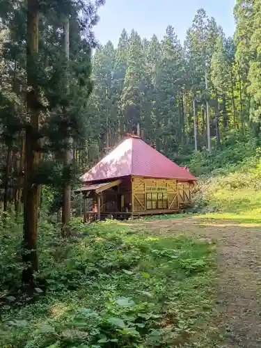老犬神社の{uncategorized: "未分類", other: "その他", undefined: "問題あり", building: "その他建物", grave: "お墓", sacred_gate: "鳥居", guardian: "狛犬", statue: "像", buddha: "仏像", history: "歴史", nature: "自然", garden: "庭園", animal: "動物", pagoda: "塔", temizu: "手水舎", mountain_gate: "山門・神門", sanctuary: "本殿・本堂", subordinate: "末社・摂社", art: "芸術", scenery: "景色", jizo: "地蔵", ema: "絵馬", goshuin: "御朱印", omikuji: "おみくじ", items: "授与品その他", amulet: "お守り", goshuincho: "御朱印帳", eats: "食事", festival: "お祭り", votive_dance: "神楽", shichigosan: "七五三参", wedding: "結婚式", experience: "体験その他", initially: "初詣", around: "周辺", anti_infection: "感染症対策"}