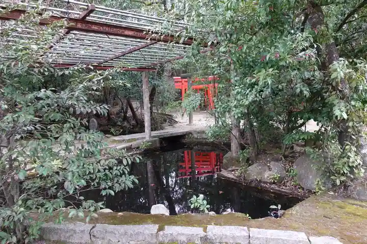 新屋坐天照御魂神社の庭園