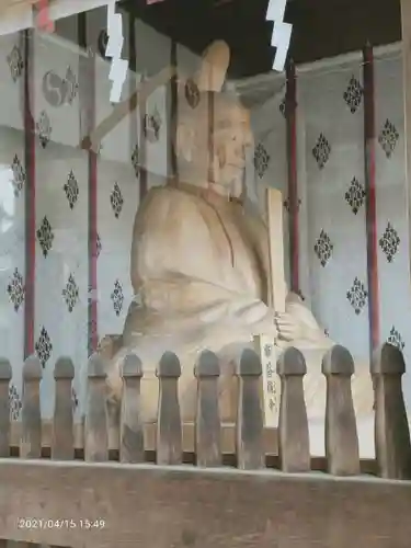 須賀神社の像