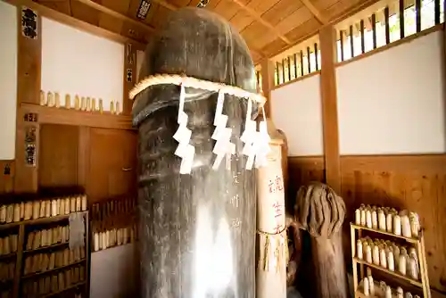 魂生神社の像