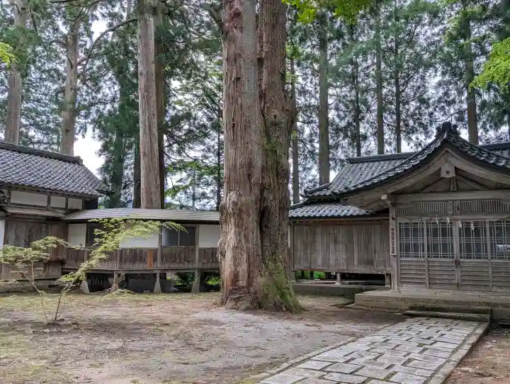 雄山神社中宮祈願殿の{uncategorized: "未分類", other: "その他", undefined: "問題あり", building: "その他建物", grave: "お墓", sacred_gate: "鳥居", guardian: "狛犬", statue: "像", buddha: "仏像", history: "歴史", nature: "自然", garden: "庭園", animal: "動物", pagoda: "塔", temizu: "手水舎", mountain_gate: "山門・神門", sanctuary: "本殿・本堂", subordinate: "末社・摂社", art: "芸術", scenery: "景色", jizo: "地蔵", ema: "絵馬", goshuin: "御朱印", omikuji: "おみくじ", items: "授与品その他", amulet: "お守り", goshuincho: "御朱印帳", eats: "食事", festival: "お祭り", votive_dance: "神楽", shichigosan: "七五三参", wedding: "結婚式", experience: "体験その他", initially: "初詣", around: "周辺", anti_infection: "感染症対策"}