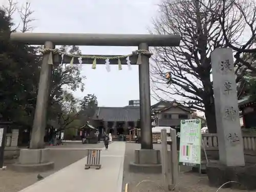 浅草神社の鳥居