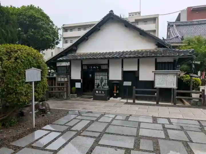 正宗寺の{uncategorized: "未分類", other: "その他", undefined: "問題あり", building: "その他建物", grave: "お墓", sacred_gate: "鳥居", guardian: "狛犬", statue: "像", buddha: "仏像", history: "歴史", nature: "自然", garden: "庭園", animal: "動物", pagoda: "塔", temizu: "手水舎", mountain_gate: "山門・神門", sanctuary: "本殿・本堂", subordinate: "末社・摂社", art: "芸術", scenery: "景色", jizo: "地蔵", ema: "絵馬", goshuin: "御朱印", omikuji: "おみくじ", items: "授与品その他", amulet: "お守り", goshuincho: "御朱印帳", eats: "食事", festival: "お祭り", votive_dance: "神楽", shichigosan: "七五三参", wedding: "結婚式", experience: "体験その他", initially: "初詣", around: "周辺", anti_infection: "感染症対策"}