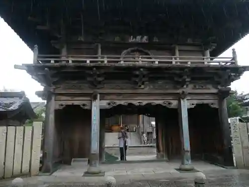 観音寺の山門