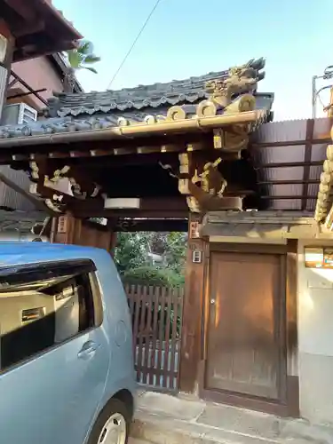 真導寺の山門