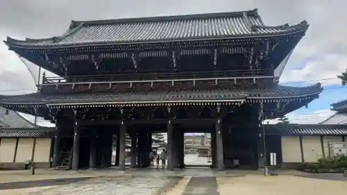 本山専修寺の山門・神門
