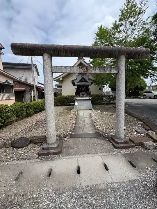 神明宮の{uncategorized: "未分類", other: "その他", undefined: "問題あり", building: "その他建物", grave: "お墓", sacred_gate: "鳥居", guardian: "狛犬", statue: "像", buddha: "仏像", history: "歴史", nature: "自然", garden: "庭園", animal: "動物", pagoda: "塔", temizu: "手水舎", mountain_gate: "山門・神門", sanctuary: "本殿・本堂", subordinate: "末社・摂社", art: "芸術", scenery: "景色", jizo: "地蔵", ema: "絵馬", goshuin: "御朱印", omikuji: "おみくじ", items: "授与品その他", amulet: "お守り", goshuincho: "御朱印帳", eats: "食事", festival: "お祭り", votive_dance: "神楽", shichigosan: "七五三参", wedding: "結婚式", experience: "体験その他", initially: "初詣", around: "周辺", anti_infection: "感染症対策"}