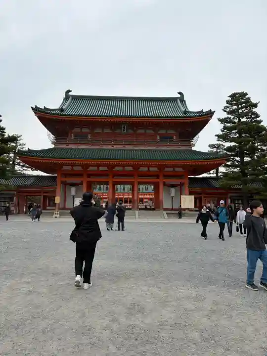 平安神宮の{uncategorized: "未分類", other: "その他", undefined: "問題あり", building: "その他建物", grave: "お墓", sacred_gate: "鳥居", guardian: "狛犬", statue: "像", buddha: "仏像", history: "歴史", nature: "自然", garden: "庭園", animal: "動物", pagoda: "塔", temizu: "手水舎", mountain_gate: "山門・神門", sanctuary: "本殿・本堂", subordinate: "末社・摂社", art: "芸術", scenery: "景色", jizo: "地蔵", ema: "絵馬", goshuin: "御朱印", omikuji: "おみくじ", items: "授与品その他", amulet: "お守り", goshuincho: "御朱印帳", eats: "食事", festival: "お祭り", votive_dance: "神楽", shichigosan: "七五三参", wedding: "結婚式", experience: "体験その他", initially: "初詣", around: "周辺", anti_infection: "感染症対策"}