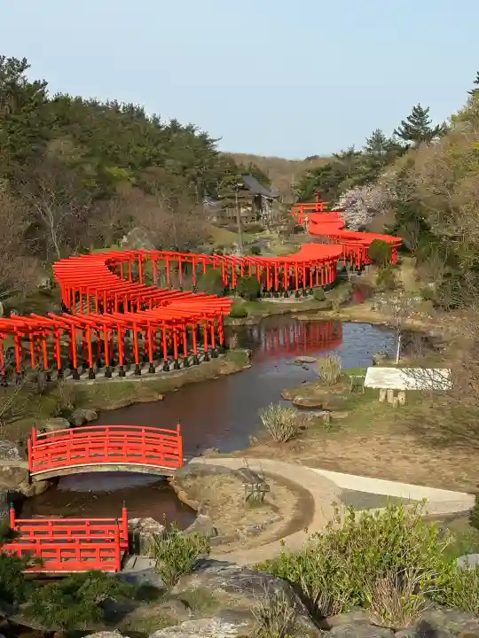 高山稲荷神社の{uncategorized: "未分類", other: "その他", undefined: "問題あり", building: "その他建物", grave: "お墓", sacred_gate: "鳥居", guardian: "狛犬", statue: "像", buddha: "仏像", history: "歴史", nature: "自然", garden: "庭園", animal: "動物", pagoda: "塔", temizu: "手水舎", mountain_gate: "山門・神門", sanctuary: "本殿・本堂", subordinate: "末社・摂社", art: "芸術", scenery: "景色", jizo: "地蔵", ema: "絵馬", goshuin: "御朱印", omikuji: "おみくじ", items: "授与品その他", amulet: "お守り", goshuincho: "御朱印帳", eats: "食事", festival: "お祭り", votive_dance: "神楽", shichigosan: "七五三参", wedding: "結婚式", experience: "体験その他", initially: "初詣", around: "周辺", anti_infection: "感染症対策"}