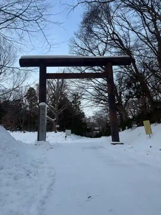 北海道神宮の{uncategorized: "未分類", other: "その他", undefined: "問題あり", building: "その他建物", grave: "お墓", sacred_gate: "鳥居", guardian: "狛犬", statue: "像", buddha: "仏像", history: "歴史", nature: "自然", garden: "庭園", animal: "動物", pagoda: "塔", temizu: "手水舎", mountain_gate: "山門・神門", sanctuary: "本殿・本堂", subordinate: "末社・摂社", art: "芸術", scenery: "景色", jizo: "地蔵", ema: "絵馬", goshuin: "御朱印", omikuji: "おみくじ", items: "授与品その他", amulet: "お守り", goshuincho: "御朱印帳", eats: "食事", festival: "お祭り", votive_dance: "神楽", shichigosan: "七五三参", wedding: "結婚式", experience: "体験その他", initially: "初詣", around: "周辺", anti_infection: "感染症対策"}