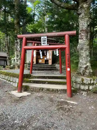 新屋山神社奥宮(山梨県)