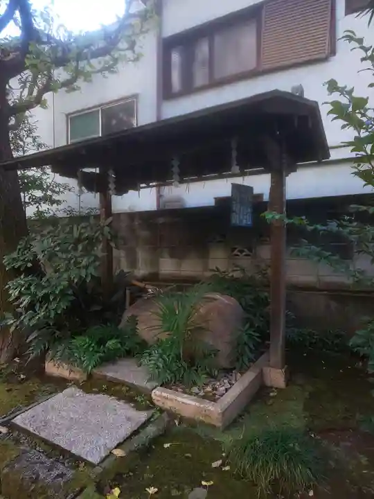 於岩稲荷田宮神社の手水舎