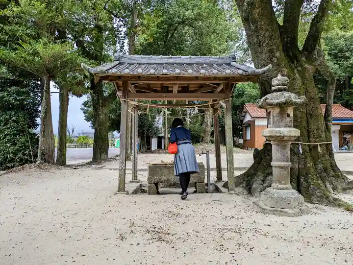 謁播神社の手水舎