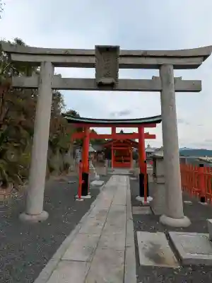 義照稲荷神社・稲荷命婦元宮（建勲神社末社）の{uncategorized: "未分類", other: "その他", undefined: "問題あり", building: "その他建物", grave: "お墓", sacred_gate: "鳥居", guardian: "狛犬", statue: "像", buddha: "仏像", history: "歴史", nature: "自然", garden: "庭園", animal: "動物", pagoda: "塔", temizu: "手水舎", mountain_gate: "山門・神門", sanctuary: "本殿・本堂", subordinate: "末社・摂社", art: "芸術", scenery: "景色", jizo: "地蔵", ema: "絵馬", goshuin: "御朱印", omikuji: "おみくじ", items: "授与品その他", amulet: "お守り", goshuincho: "御朱印帳", eats: "食事", festival: "お祭り", votive_dance: "神楽", shichigosan: "七五三参", wedding: "結婚式", experience: "体験その他", initially: "初詣", around: "周辺", anti_infection: "感染症対策"}