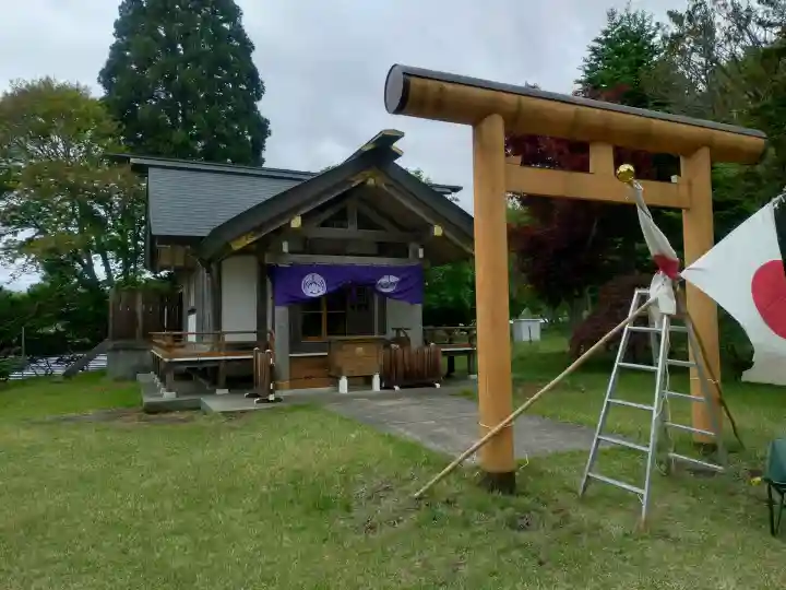谷地頭神社の{uncategorized: "未分類", other: "その他", undefined: "問題あり", building: "その他建物", grave: "お墓", sacred_gate: "鳥居", guardian: "狛犬", statue: "像", buddha: "仏像", history: "歴史", nature: "自然", garden: "庭園", animal: "動物", pagoda: "塔", temizu: "手水舎", mountain_gate: "山門・神門", sanctuary: "本殿・本堂", subordinate: "末社・摂社", art: "芸術", scenery: "景色", jizo: "地蔵", ema: "絵馬", goshuin: "御朱印", omikuji: "おみくじ", items: "授与品その他", amulet: "お守り", goshuincho: "御朱印帳", eats: "食事", festival: "お祭り", votive_dance: "神楽", shichigosan: "七五三参", wedding: "結婚式", experience: "体験その他", initially: "初詣", around: "周辺", anti_infection: "感染症対策"}