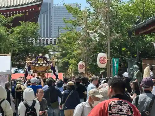 浅草神社の{uncategorized: "未分類", other: "その他", undefined: "問題あり", building: "その他建物", grave: "お墓", sacred_gate: "鳥居", guardian: "狛犬", statue: "像", buddha: "仏像", history: "歴史", nature: "自然", garden: "庭園", animal: "動物", pagoda: "塔", temizu: "手水舎", mountain_gate: "山門・神門", sanctuary: "本殿・本堂", subordinate: "末社・摂社", art: "芸術", scenery: "景色", jizo: "地蔵", ema: "絵馬", goshuin: "御朱印", omikuji: "おみくじ", items: "授与品その他", amulet: "お守り", goshuincho: "御朱印帳", eats: "食事", festival: "お祭り", votive_dance: "神楽", shichigosan: "七五三参", wedding: "結婚式", experience: "体験その他", initially: "初詣", around: "周辺", anti_infection: "感染症対策"}