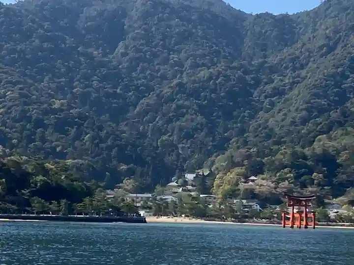 厳島神社の{uncategorized: "未分類", other: "その他", undefined: "問題あり", building: "その他建物", grave: "お墓", sacred_gate: "鳥居", guardian: "狛犬", statue: "像", buddha: "仏像", history: "歴史", nature: "自然", garden: "庭園", animal: "動物", pagoda: "塔", temizu: "手水舎", mountain_gate: "山門・神門", sanctuary: "本殿・本堂", subordinate: "末社・摂社", art: "芸術", scenery: "景色", jizo: "地蔵", ema: "絵馬", goshuin: "御朱印", omikuji: "おみくじ", items: "授与品その他", amulet: "お守り", goshuincho: "御朱印帳", eats: "食事", festival: "お祭り", votive_dance: "神楽", shichigosan: "七五三参", wedding: "結婚式", experience: "体験その他", initially: "初詣", around: "周辺", anti_infection: "感染症対策"}