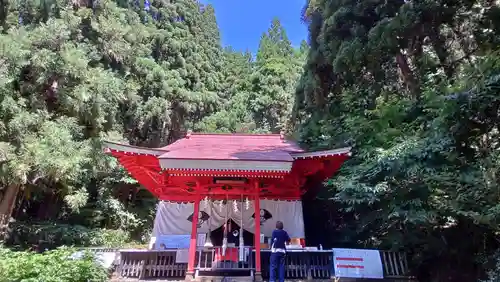 御座石神社の本殿