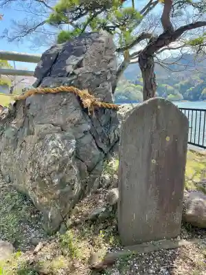 御供岩の{uncategorized: "未分類", other: "その他", undefined: "問題あり", building: "その他建物", grave: "お墓", sacred_gate: "鳥居", guardian: "狛犬", statue: "像", buddha: "仏像", history: "歴史", nature: "自然", garden: "庭園", animal: "動物", pagoda: "塔", temizu: "手水舎", mountain_gate: "山門・神門", sanctuary: "本殿・本堂", subordinate: "末社・摂社", art: "芸術", scenery: "景色", jizo: "地蔵", ema: "絵馬", goshuin: "御朱印", omikuji: "おみくじ", items: "授与品その他", amulet: "お守り", goshuincho: "御朱印帳", eats: "食事", festival: "お祭り", votive_dance: "神楽", shichigosan: "七五三参", wedding: "結婚式", experience: "体験その他", initially: "初詣", around: "周辺", anti_infection: "感染症対策"}