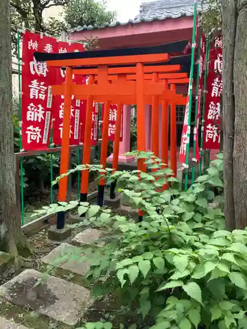 勧請稲荷の鳥居